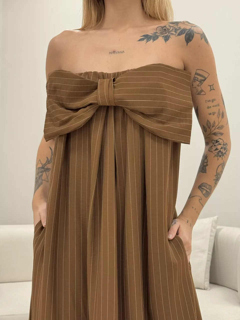 VESTIDO LAÇO RISCA DE GIZ MARROM