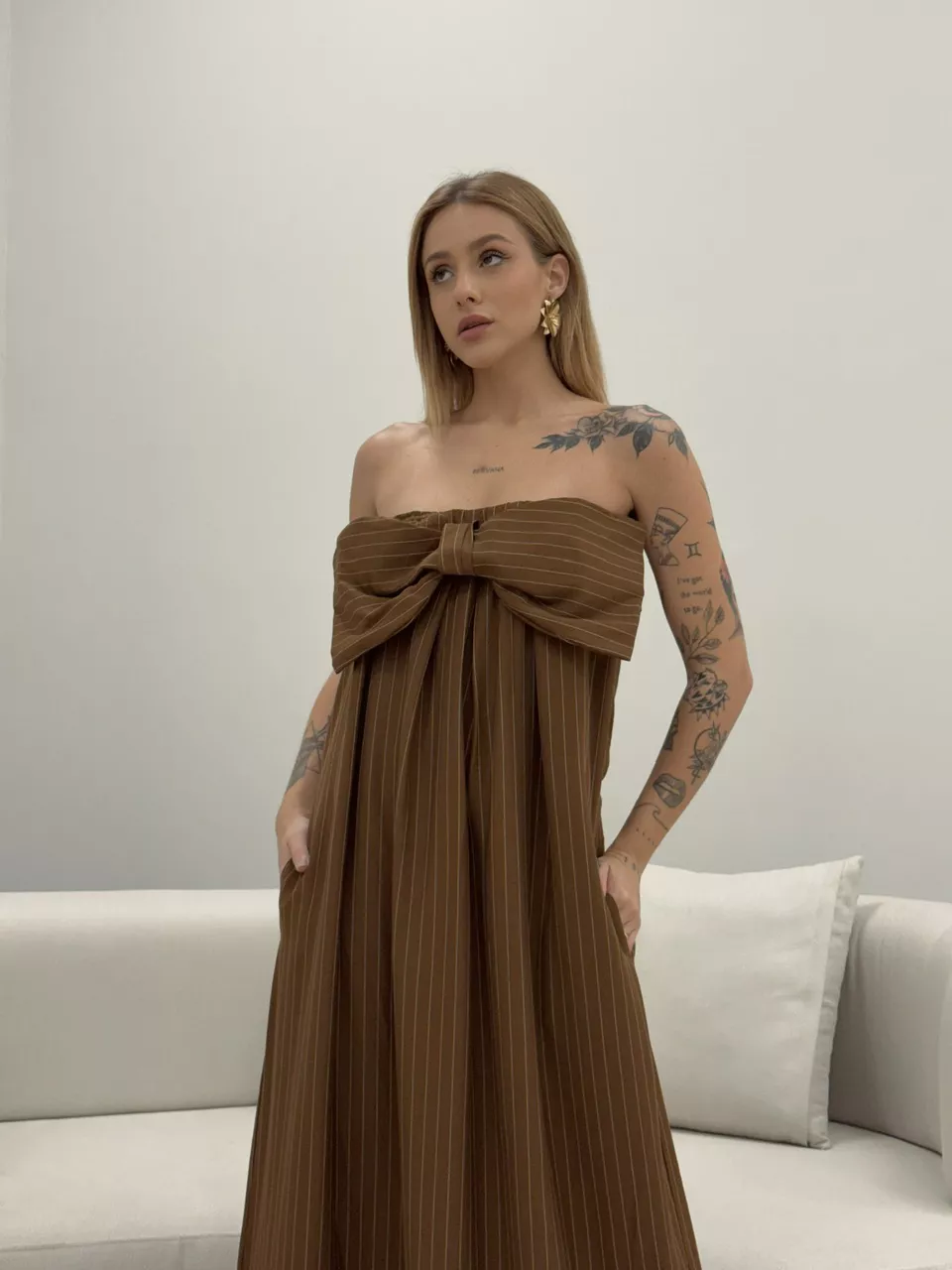 VESTIDO LAÇO RISCA DE GIZ MARROM