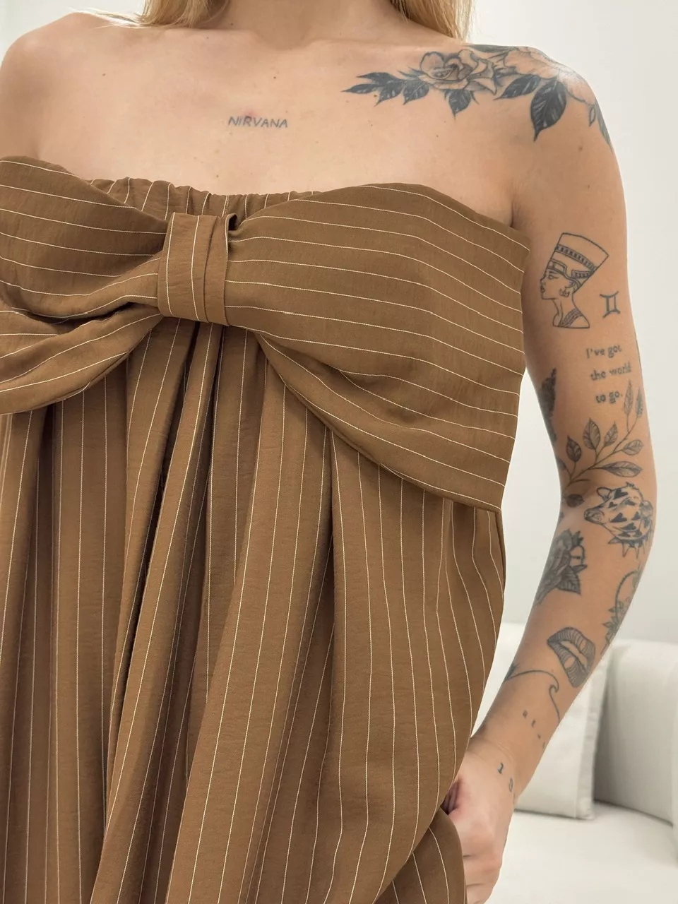 VESTIDO LAÇO RISCA DE GIZ MARROM
