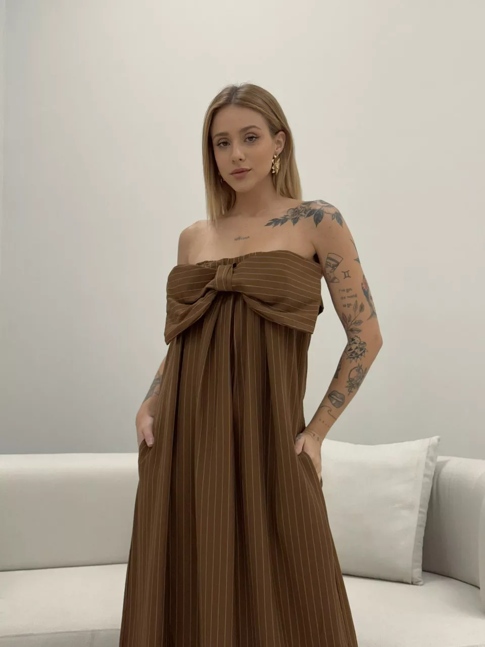 VESTIDO LAÇO RISCA DE GIZ MARROM