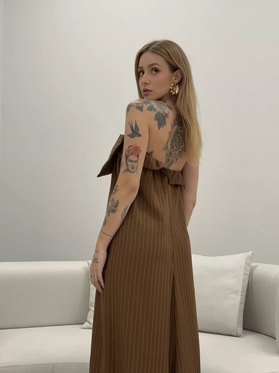 VESTIDO LAÇO RISCA DE GIZ MARROM