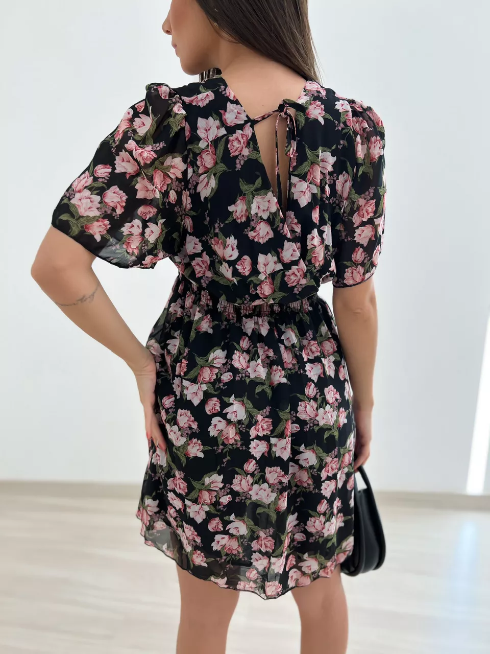VESTIDO FLORES CURTO LASTEX PRETO
