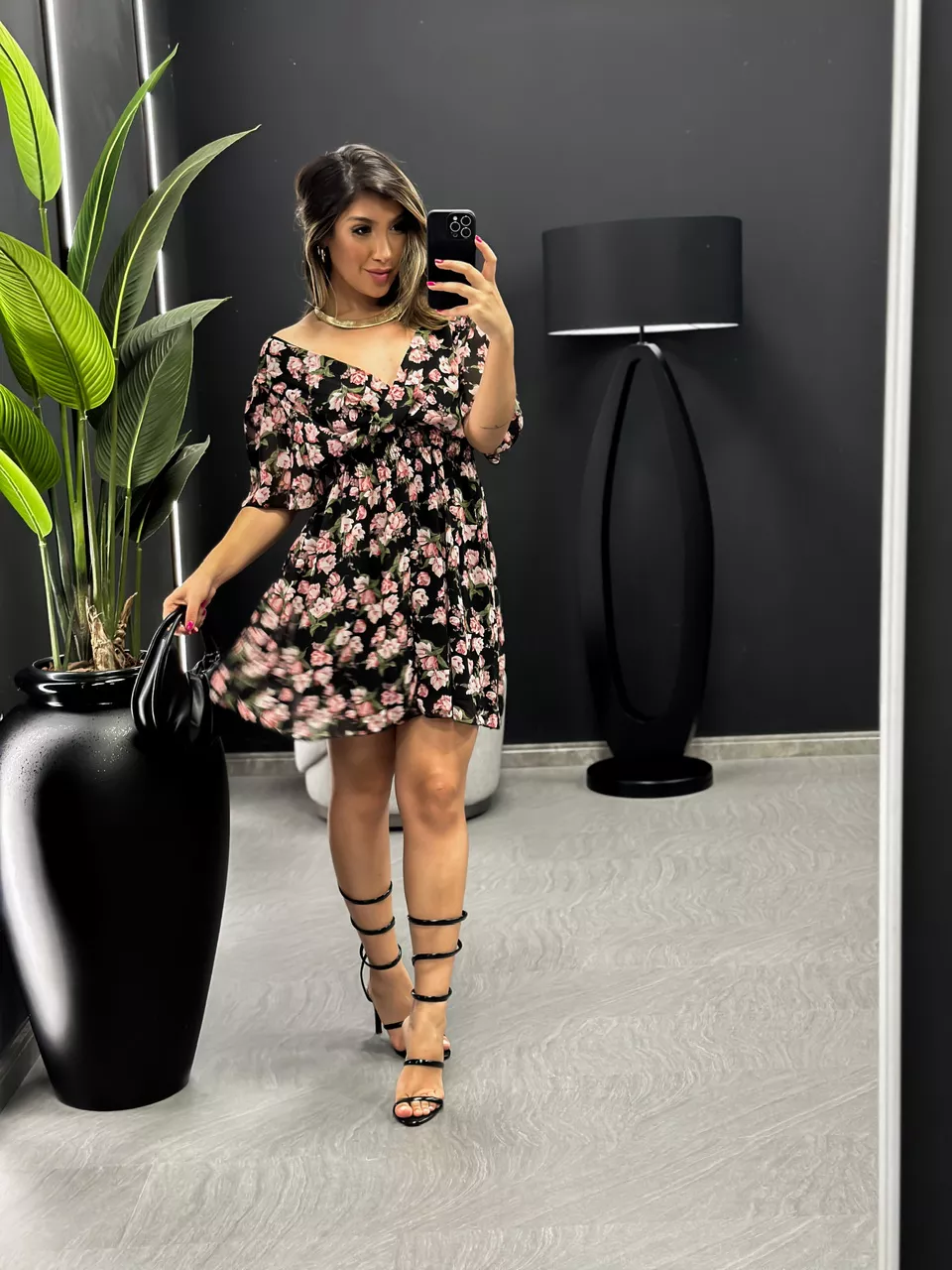 VESTIDO FLORES CURTO LASTEX PRETO