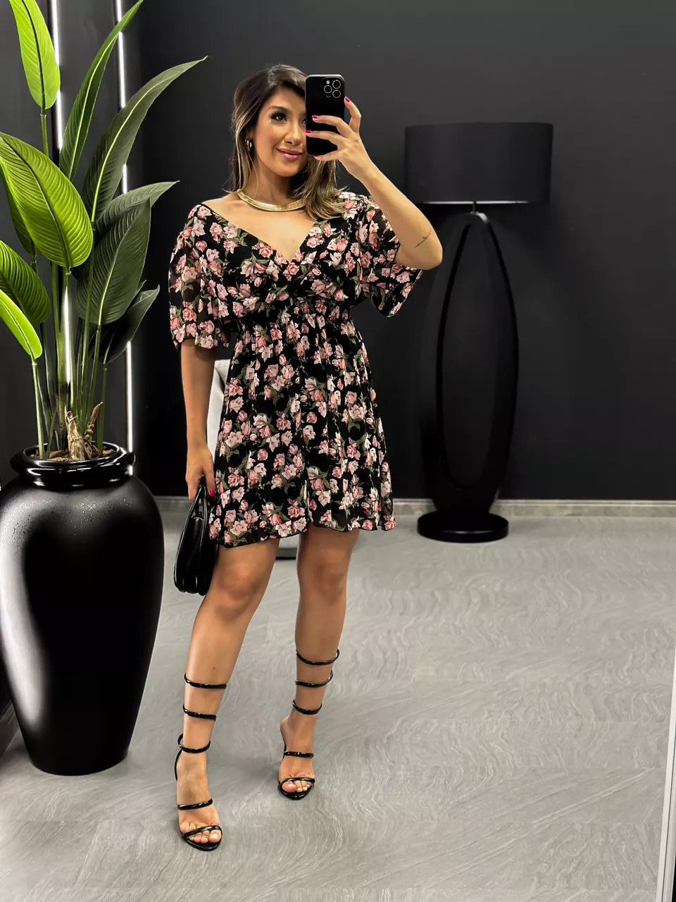 VESTIDO FLORES CURTO LASTEX PRETO