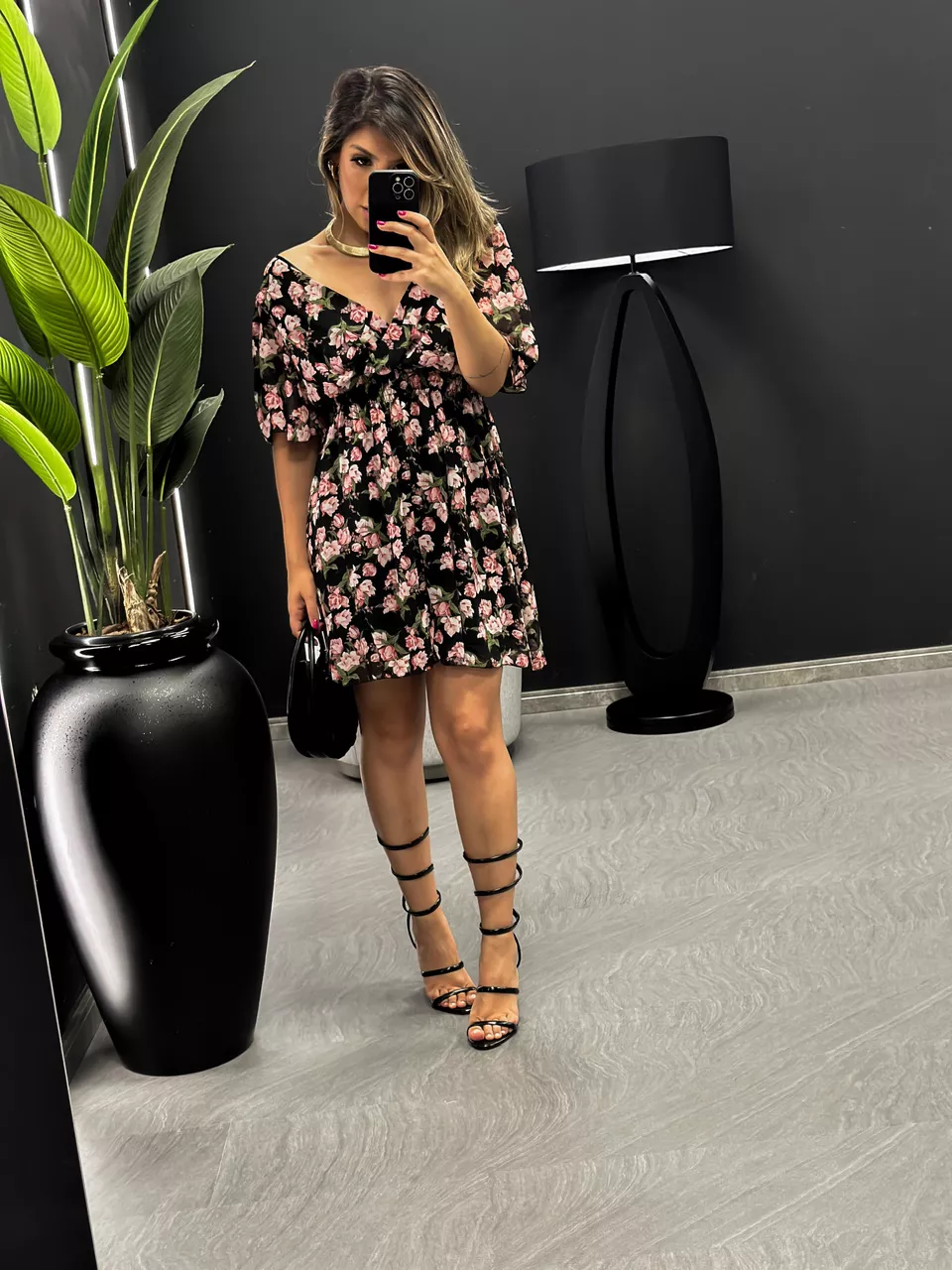 VESTIDO FLORES CURTO LASTEX PRETO