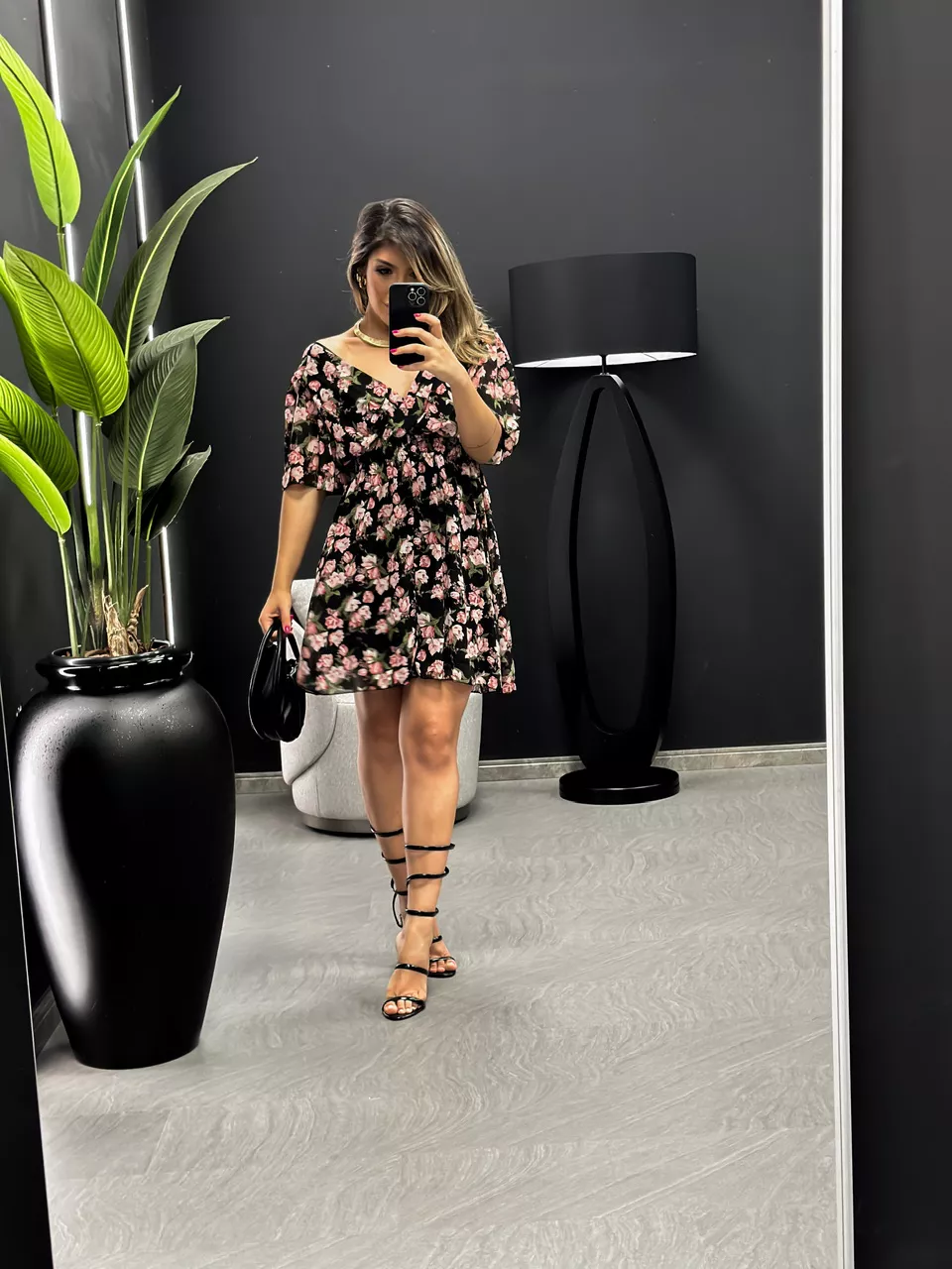 VESTIDO FLORES CURTO LASTEX PRETO