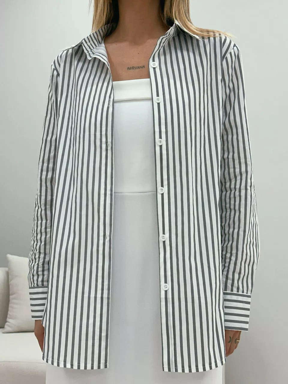CAMISA DIANA LISTRADA CINZA