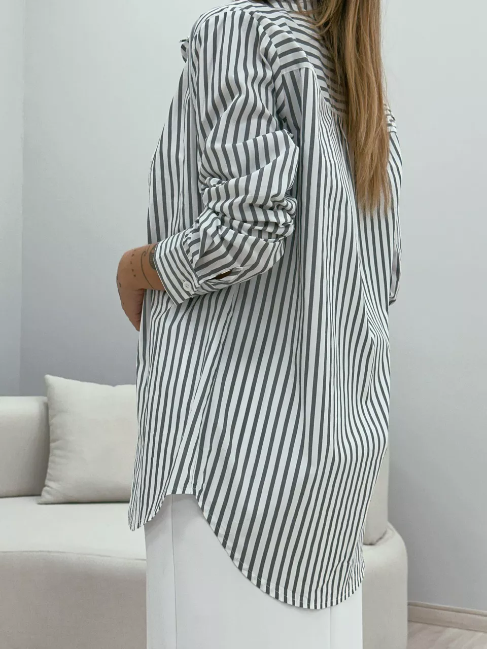 CAMISA DIANA LISTRADA CINZA