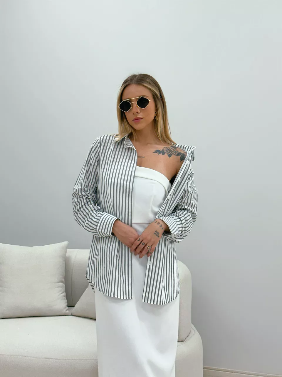 CAMISA DIANA LISTRADA CINZA