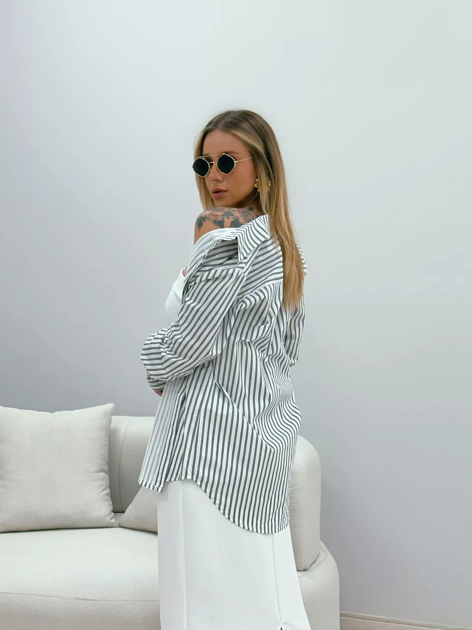 CAMISA DIANA LISTRADA CINZA