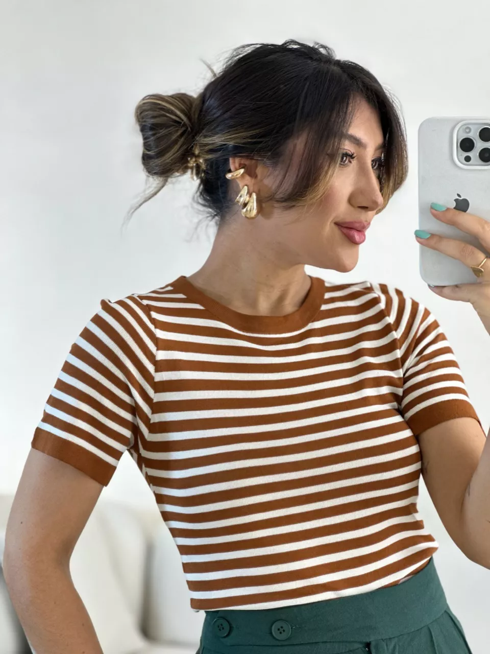 T-SHIRT TRICOT LISTRADA OFF/CARAMELO - 0055910198 - CAROLLA FERRARO
