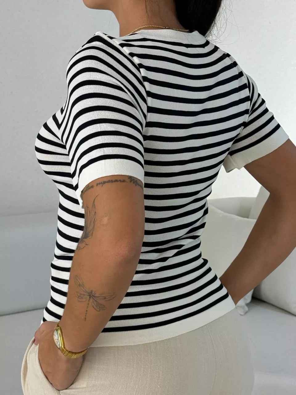 T-SHIRT TRICOT LISTRADA OFF/PRETO