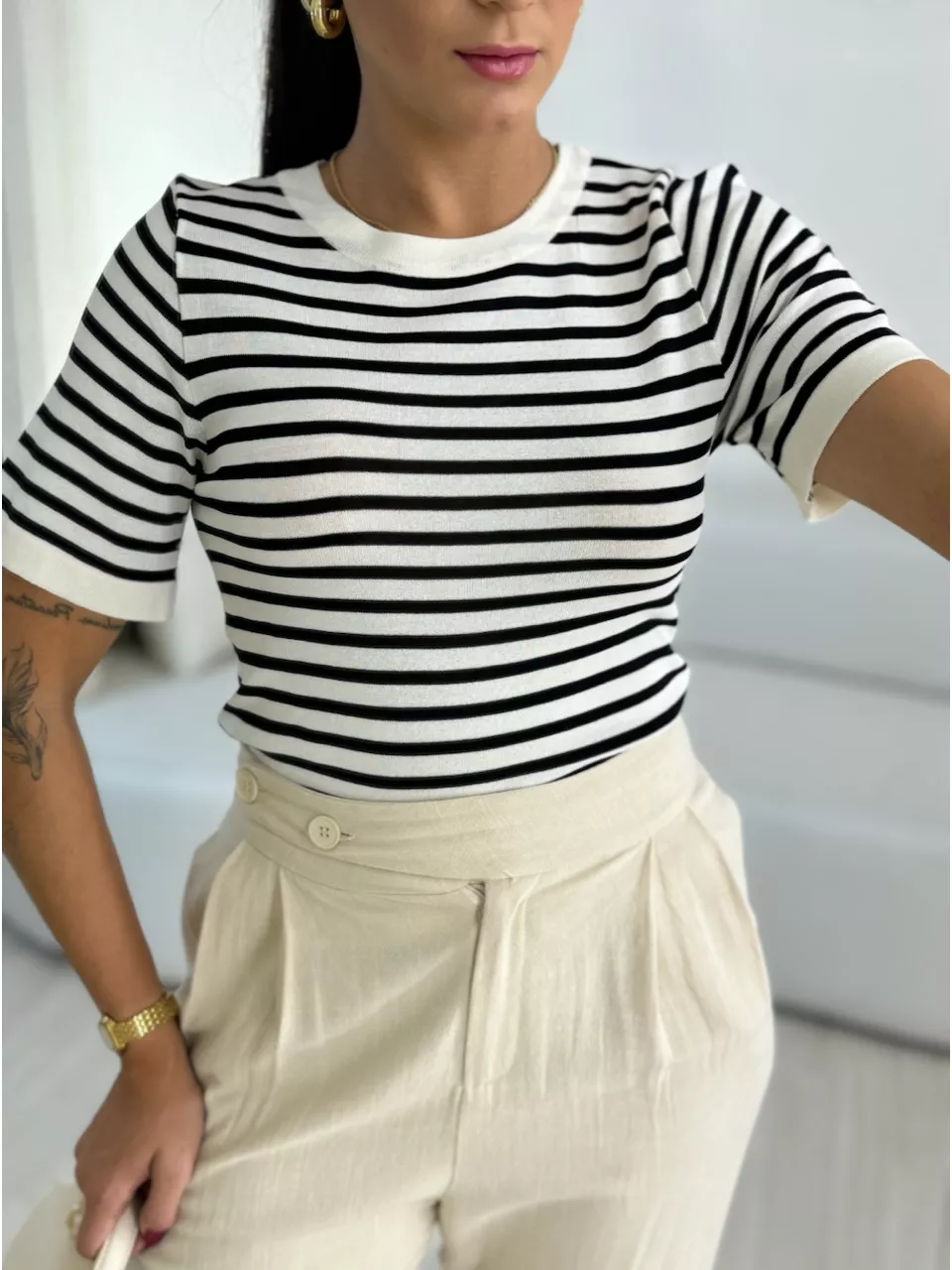 T-SHIRT TRICOT LISTRADA OFF/PRETO