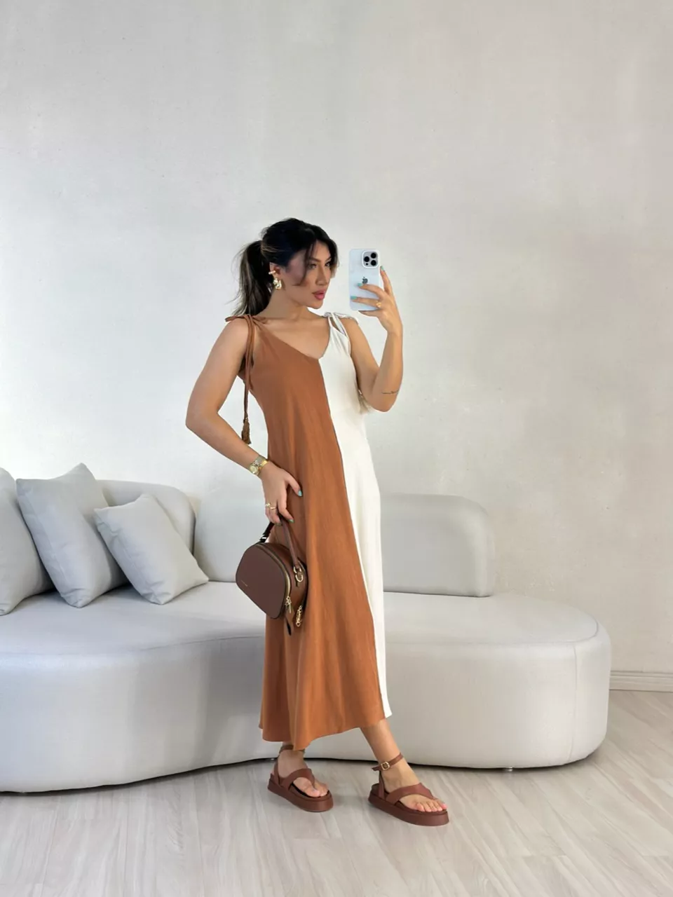 VESTIDO ALÇA BICOLOR CARAMELO - 0055940095 - CAROLLA FERRARO