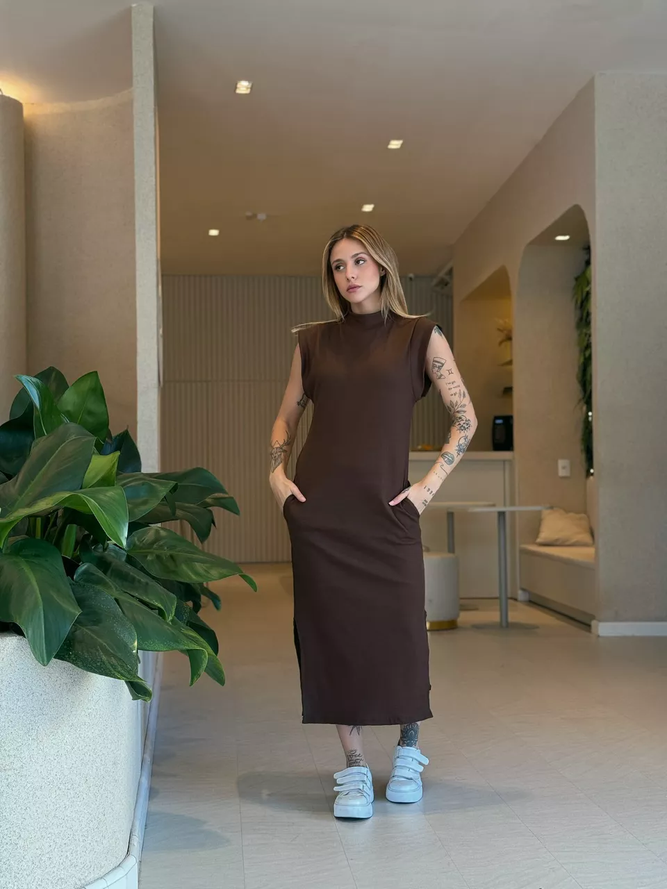 VESTIDO ROMANA CANELADO MARROM - 0052910054 - CAROLLA FERRARO