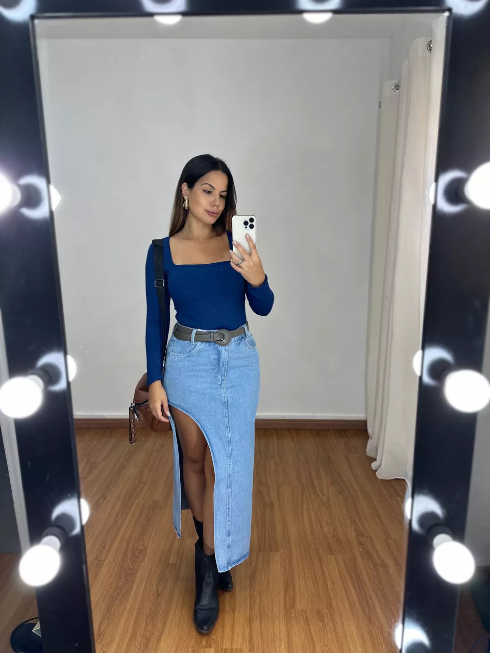 Saia Midi Jeans Fenda Arredondada - Loja Benditta