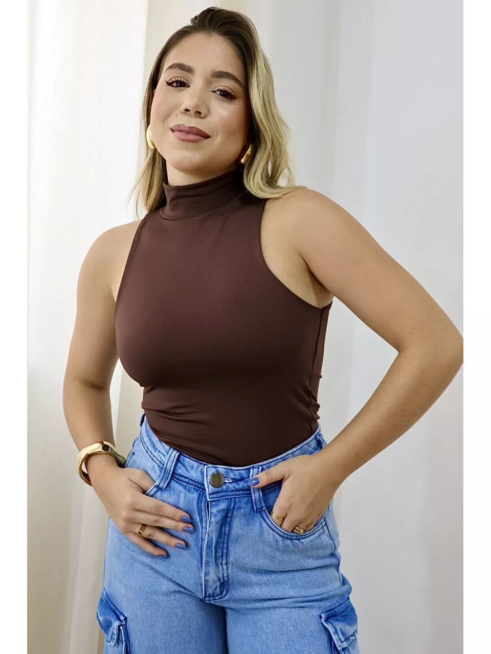 Blusa Feminina Gola Alta Cavada Marrom - Loja Benditta