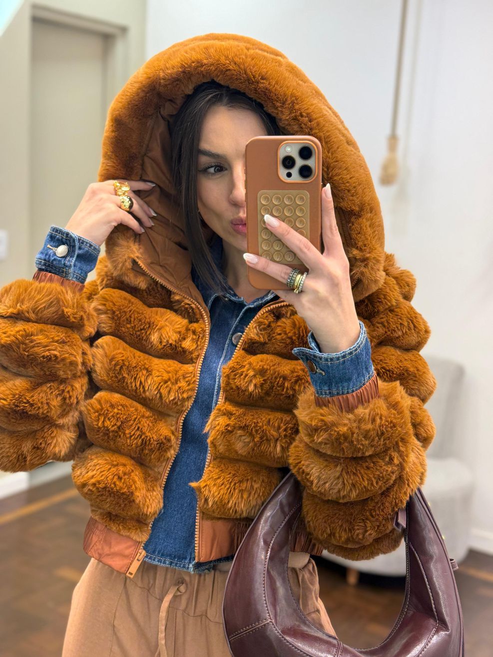 Jaqueta Faux Fur Gomos - Com Capuz e Ribana - Caramelo 