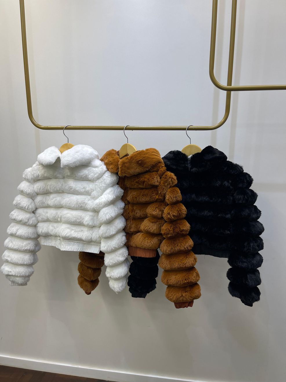 Jaqueta Faux Fur Gomos - Com Capuz e Ribana - Caramelo 