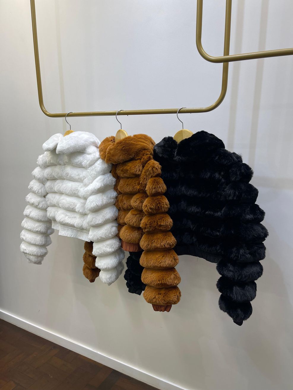Jaqueta Faux Fur Gomos - Com Capuz e Ribana - Caramelo 