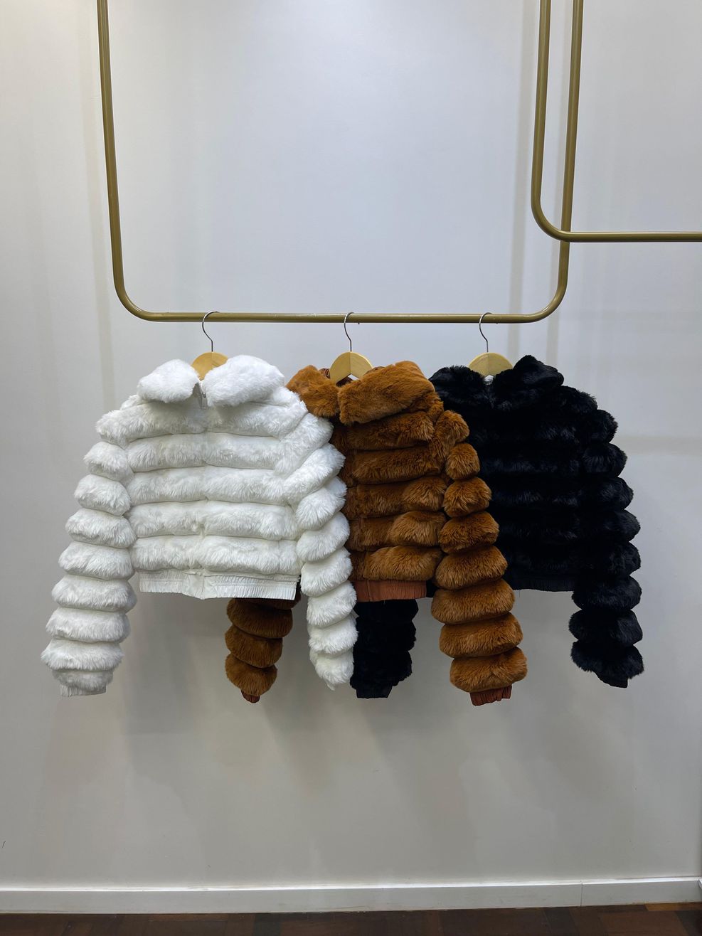 Jaqueta Faux Fur Gomos - Com Capuz e Ribana - Caramelo 