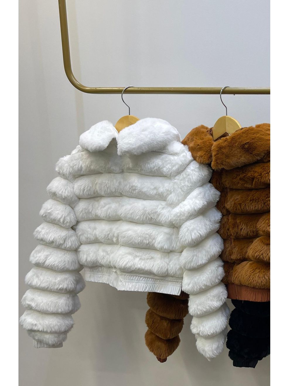 Jaqueta Faux Fur Gomos - Com Capuz e Ribana - Branca 