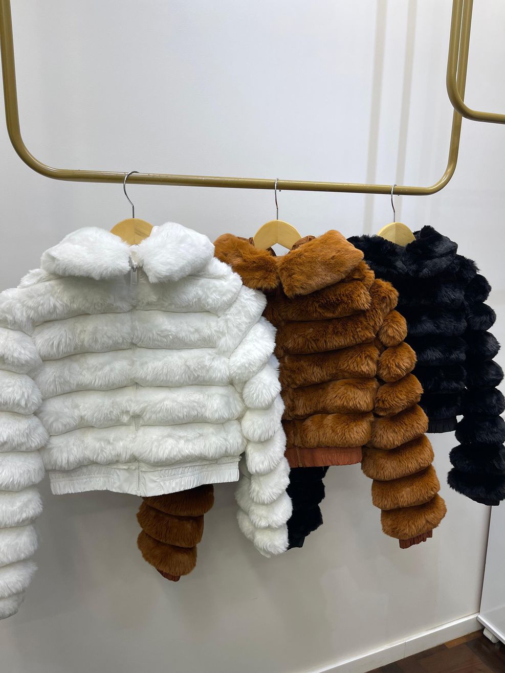 Jaqueta Faux Fur Gomos - Com Capuz e Ribana - Branca 