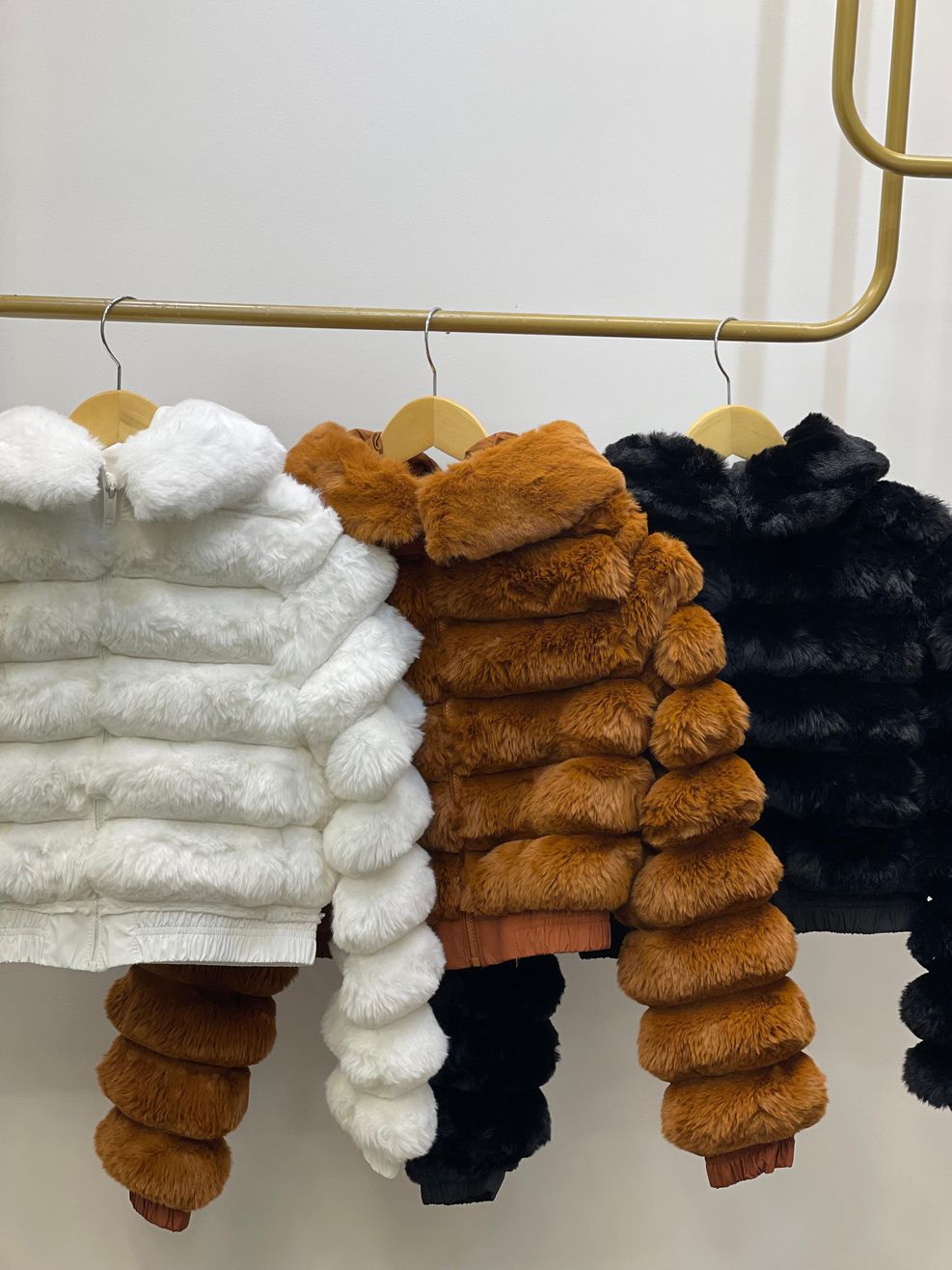 Jaqueta Faux Fur Gomos - Com Capuz e Ribana - Branca 