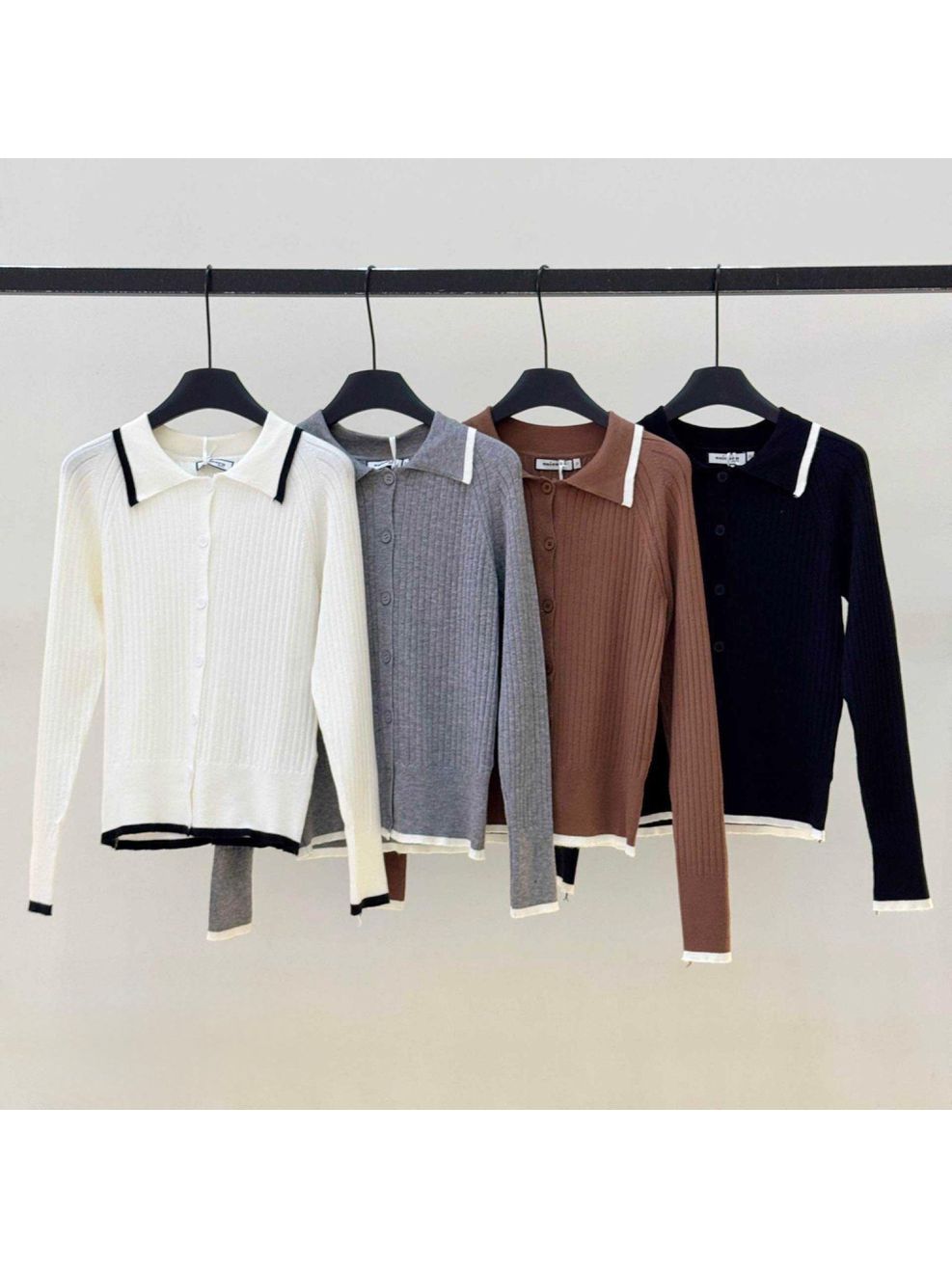 Blusa Tricot Formato Cardigã Polo Bicolor