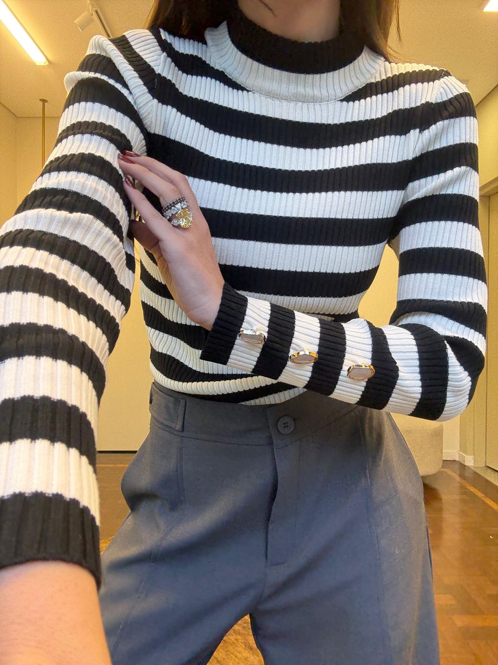 Cacharrel de Tricot Listrada Botões Dourado com Perolado Mangas - Branco c/ Preto 