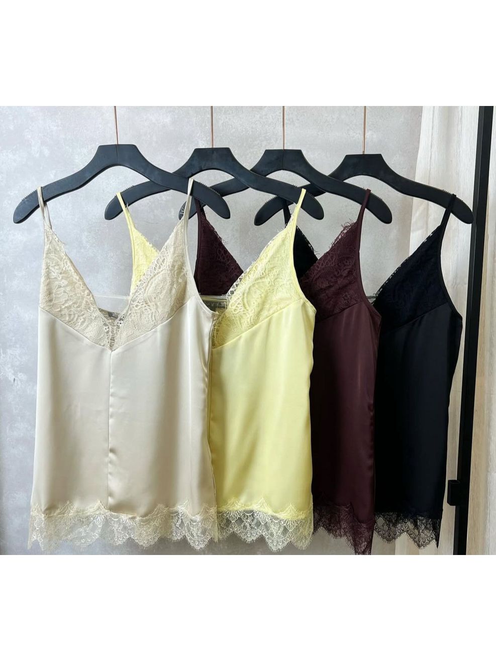 Regata Cetim e Renda Decote V - Off White 