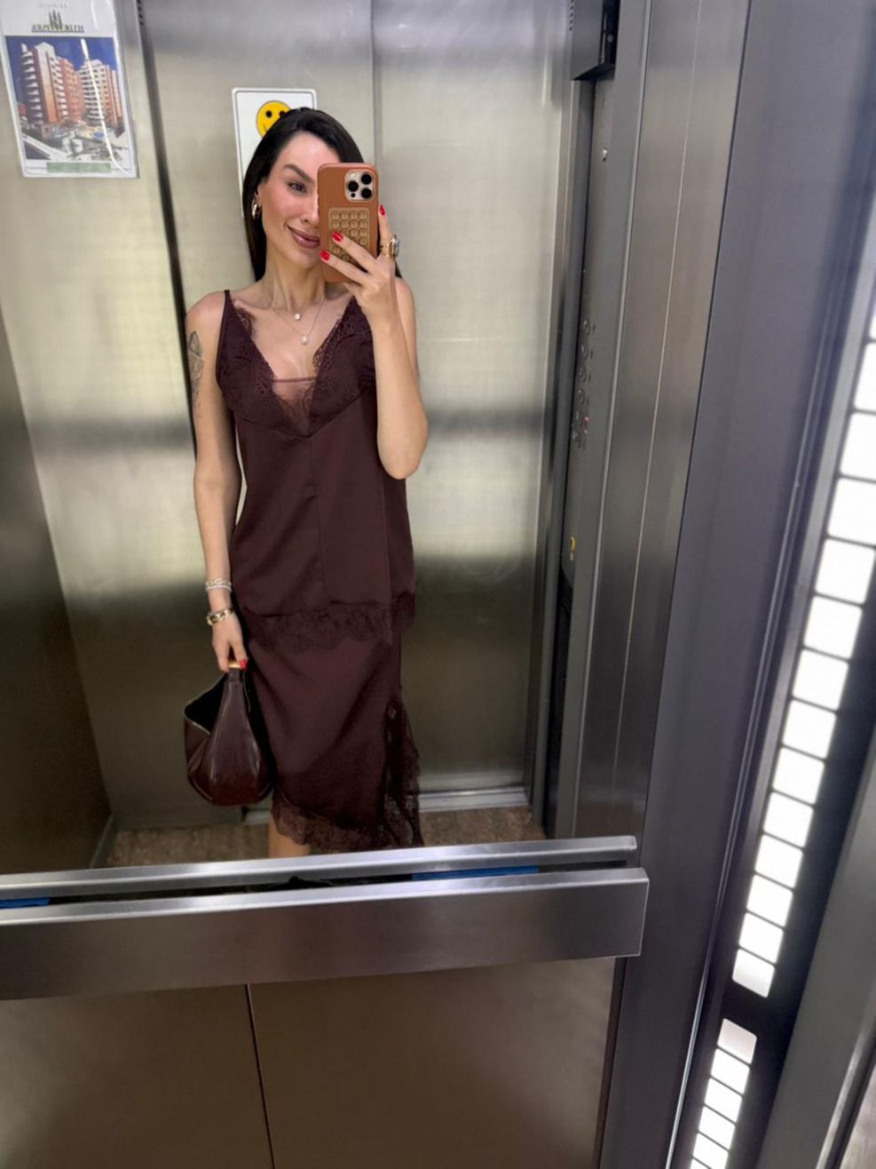 Regata Cetim e Renda Decote V - Marrom