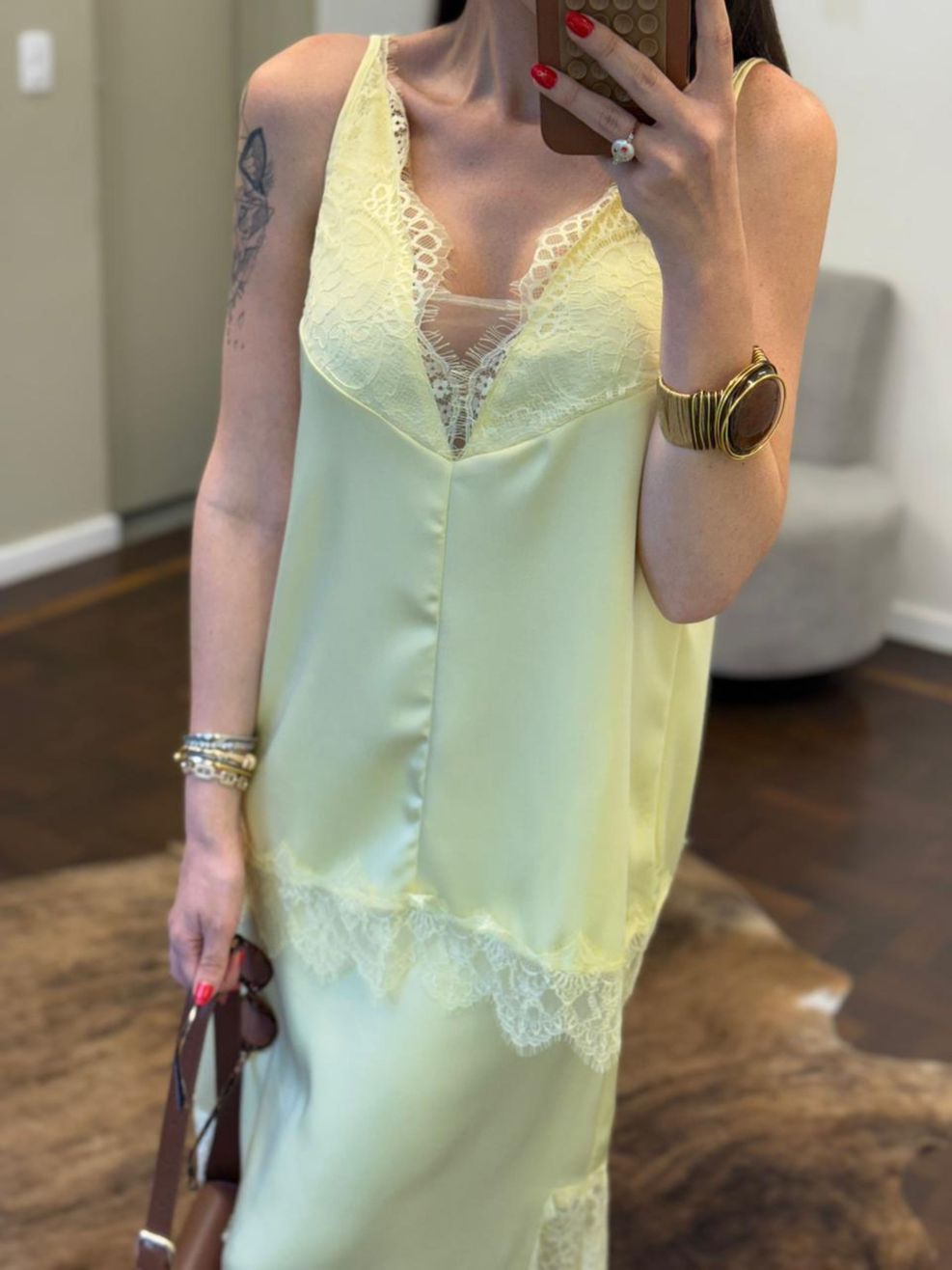 Regata Cetim e Renda Decote V - Amarela