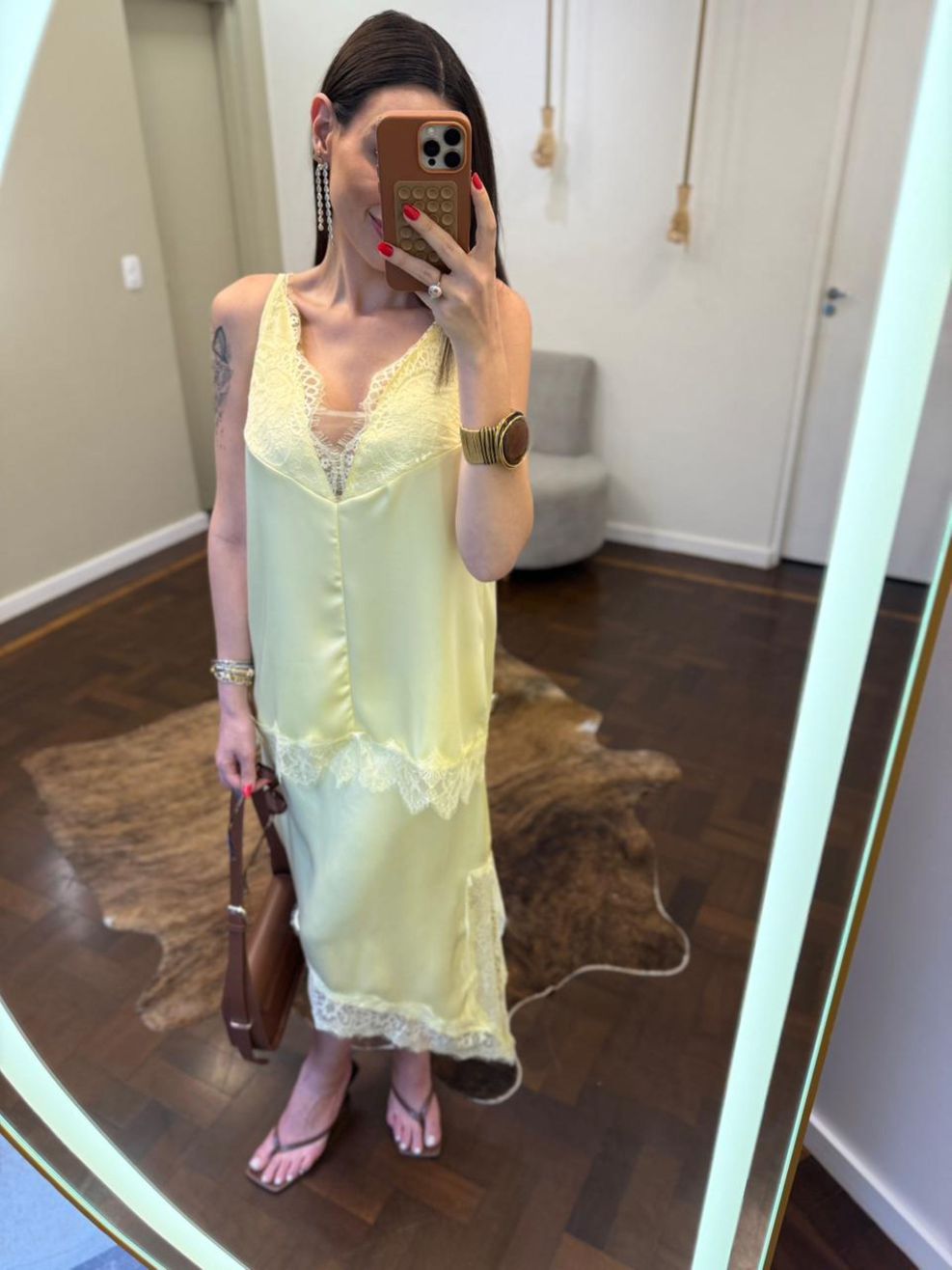 Regata Cetim e Renda Decote V - Amarela