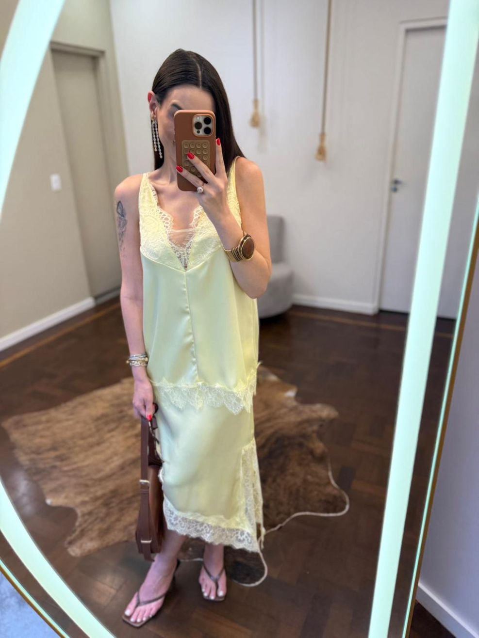 Regata Cetim e Renda Decote V - Amarela