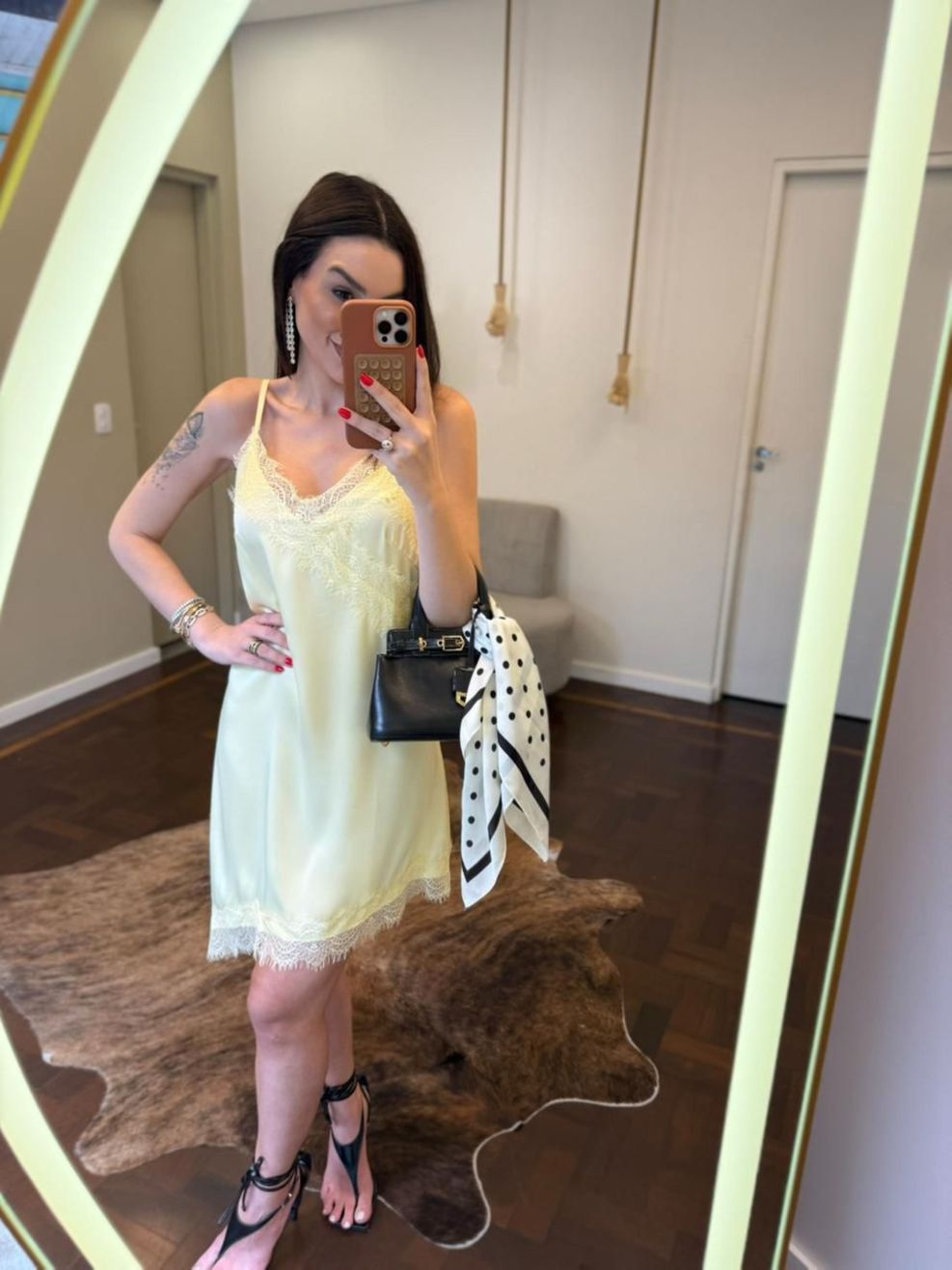 Vestido Cetim e Renda Assimétrico Brunna - Amarelo 