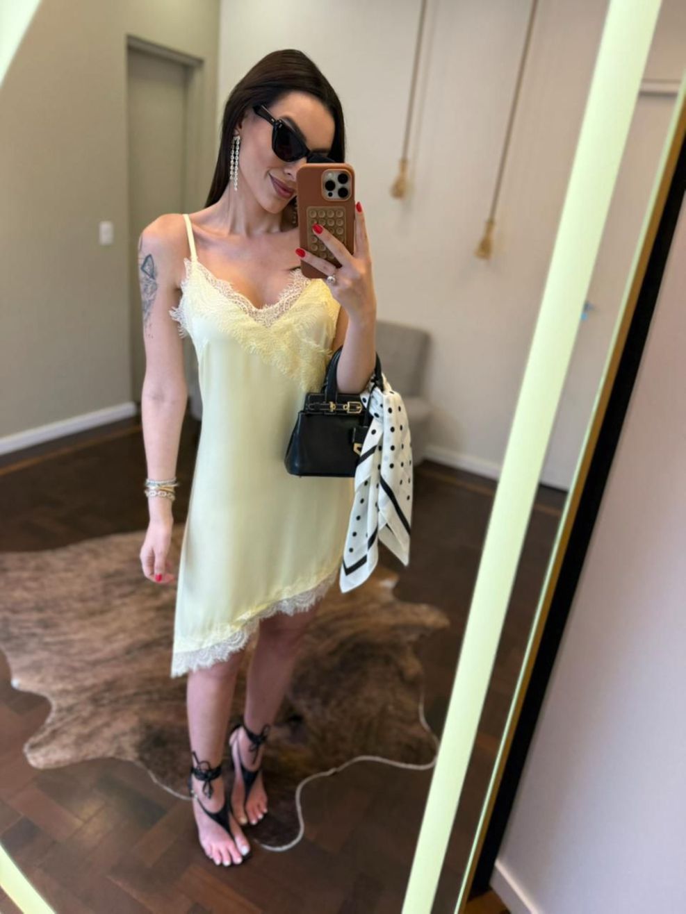 Vestido Cetim e Renda Assimétrico Brunna - Amarelo 