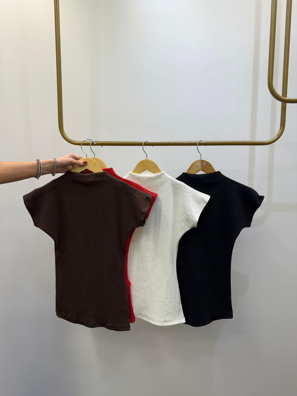 Kit BASICMATCH | 3 Blusas Ribanadas Assimétricas - Marrom/Off White/Preta