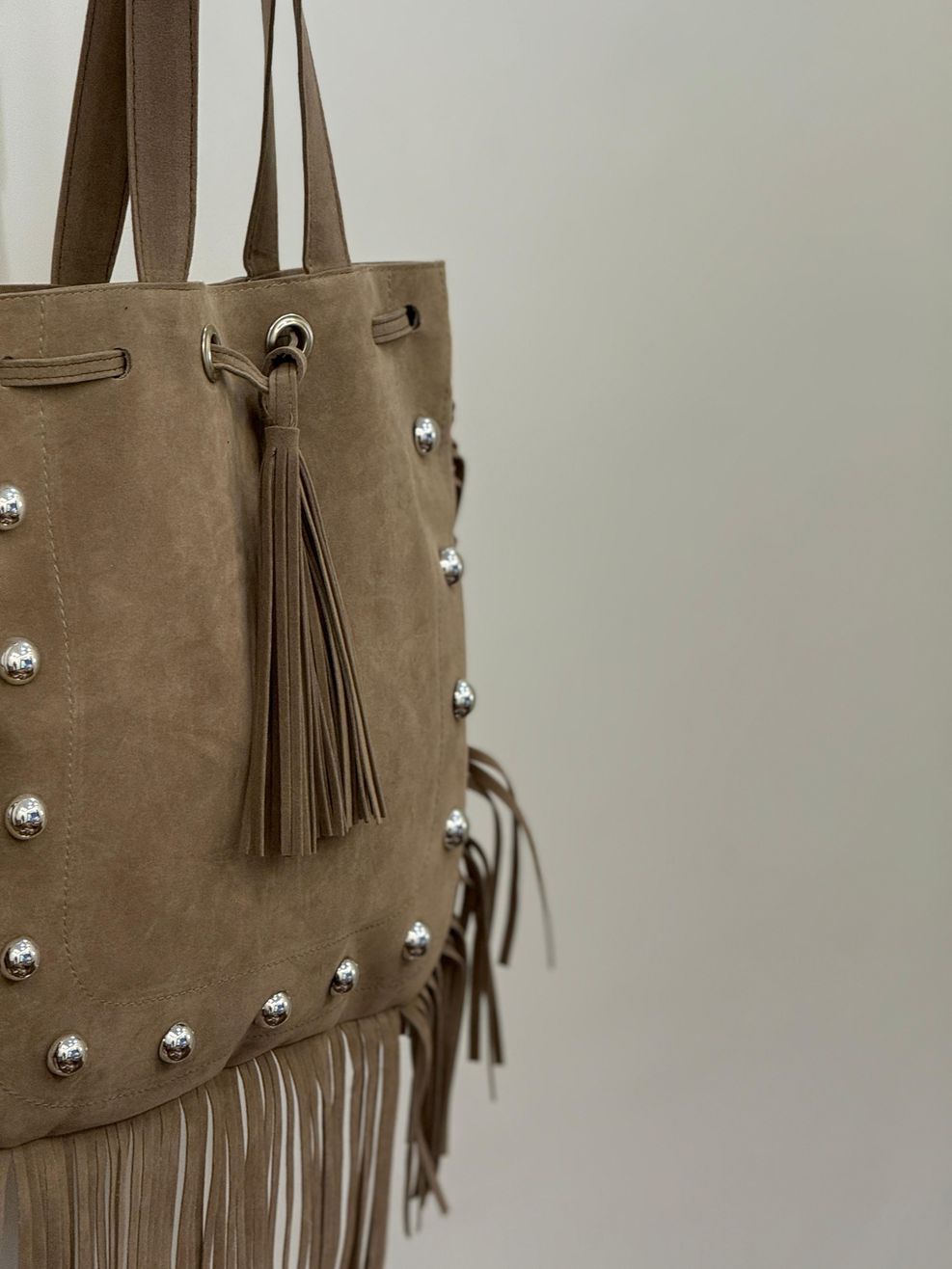 Bolsa Chamois Vegan Franjas e Taxas Grande - Cinza Claro 