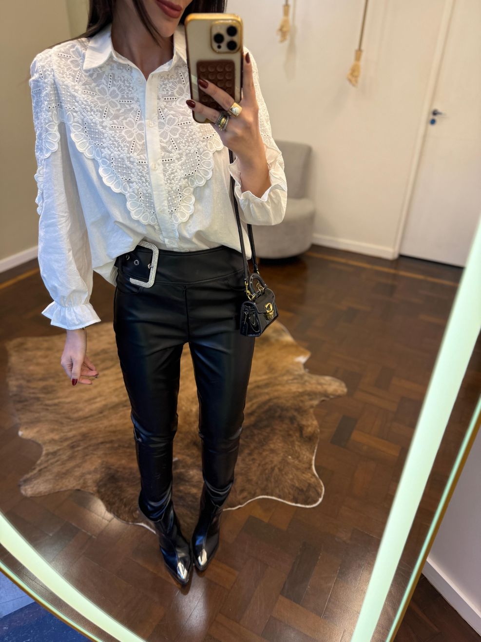 Calça Couro Fivela Strass 