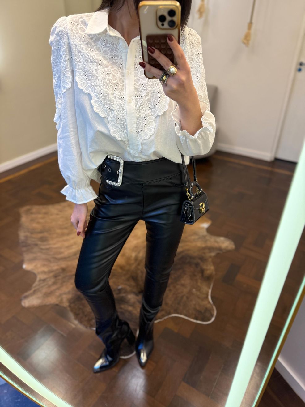 Calça Couro Fivela Strass 