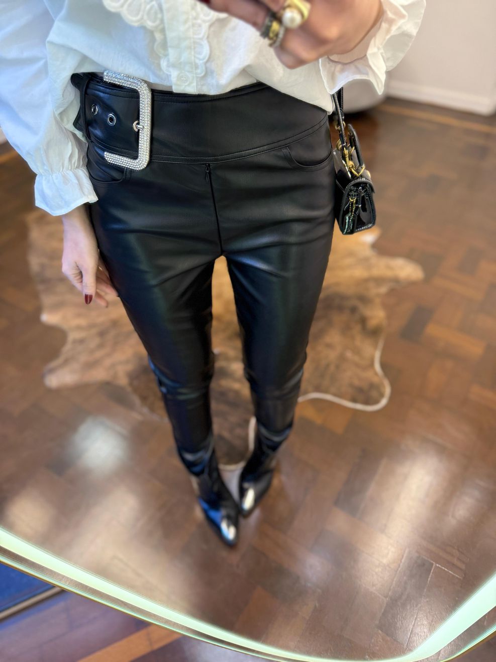 Calça Couro Fivela Strass 