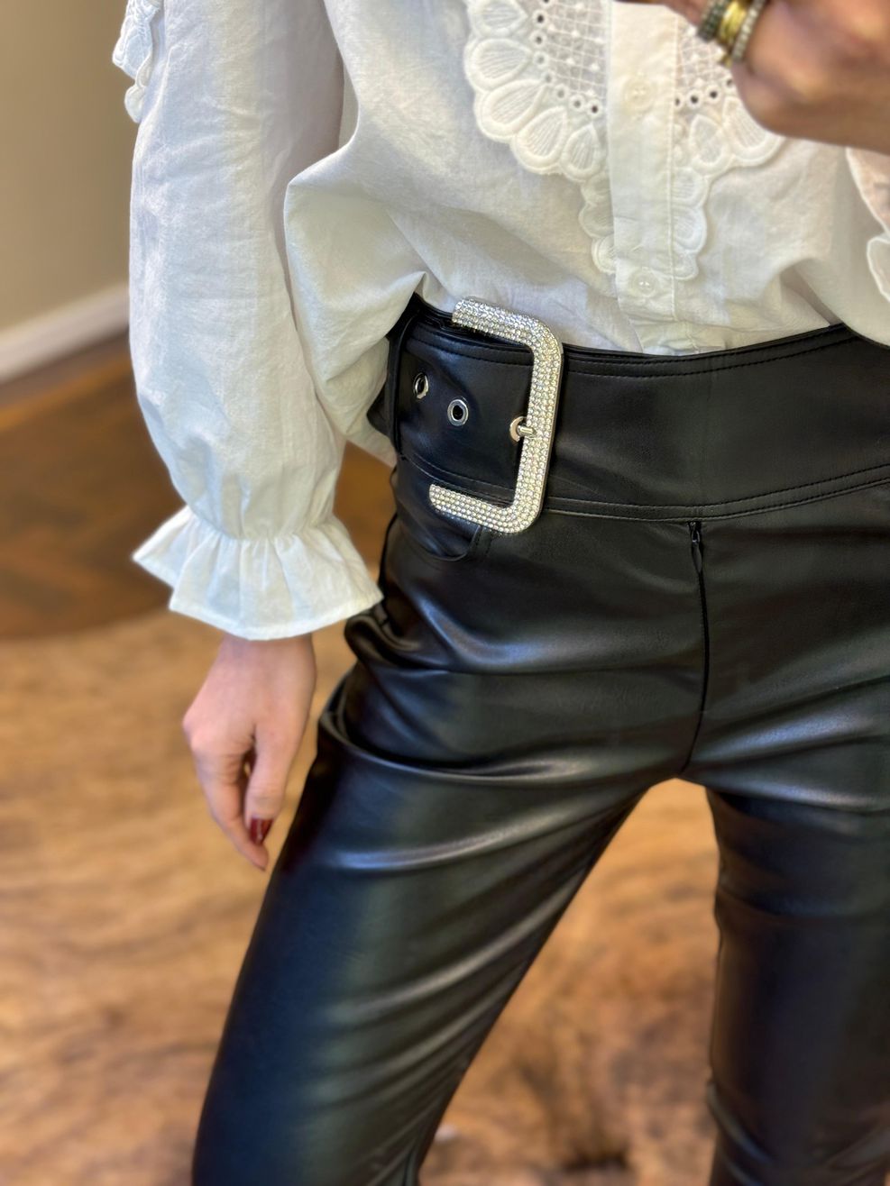 Calça Couro Fivela Strass 