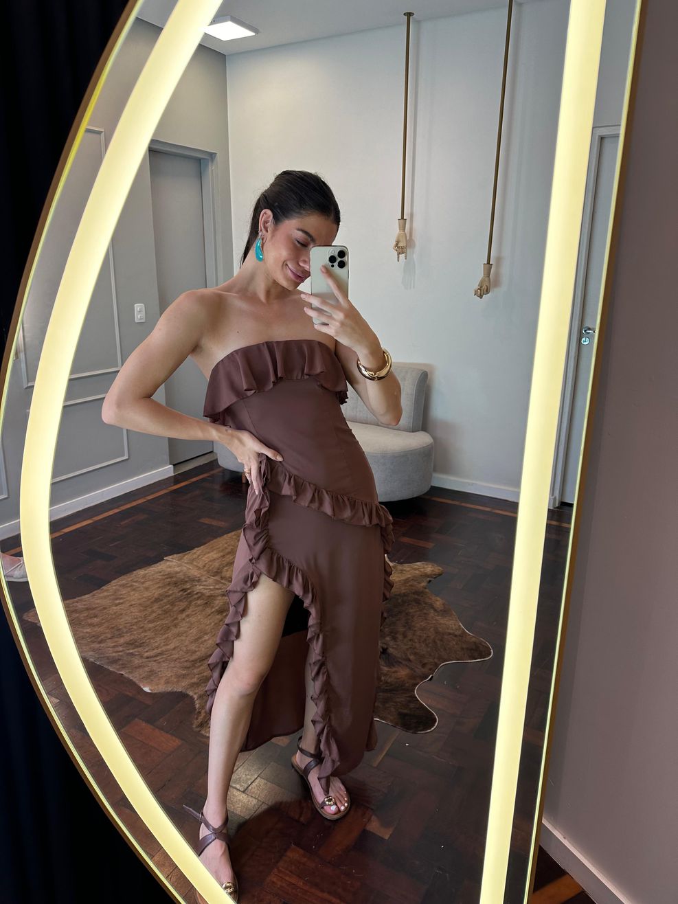 Vestido Tomara que Caia Babados e Fenda Alessandra - Marrom 