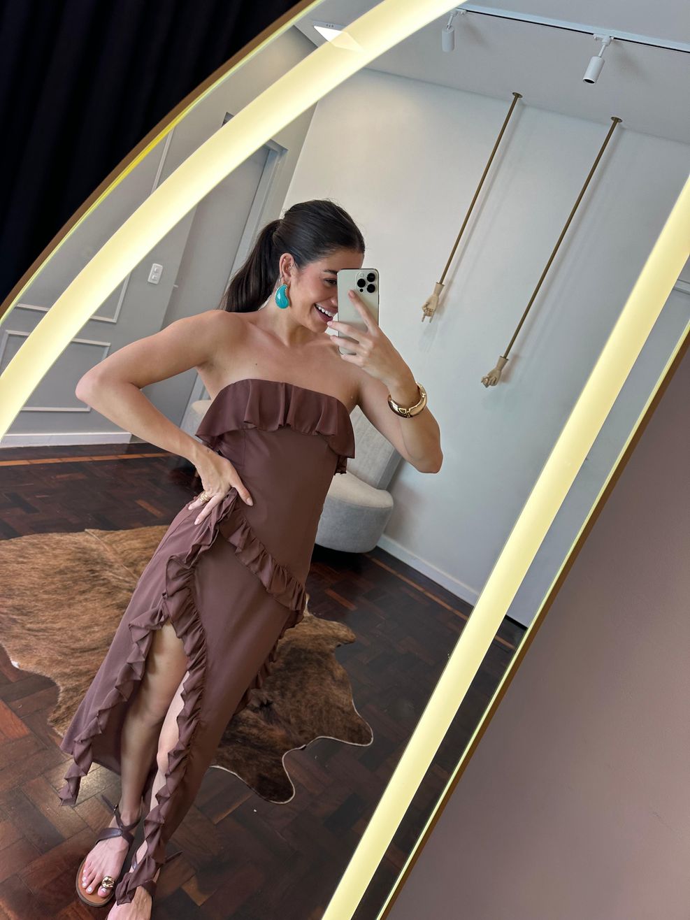 Vestido Tomara que Caia Babados e Fenda Alessandra - Marrom 