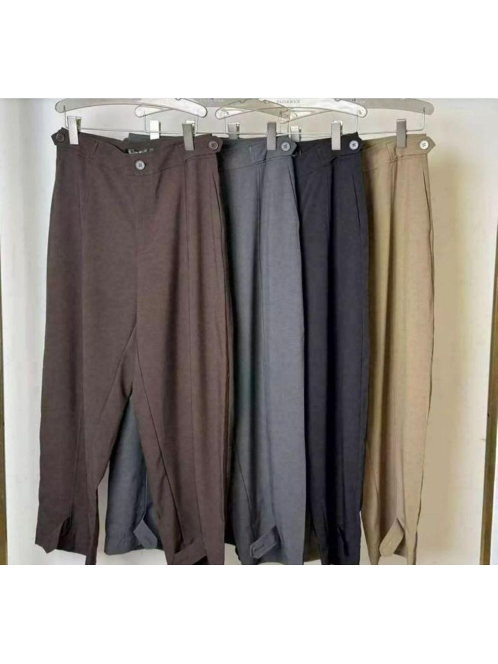 Calça Alfaiataria Cenoura Botões - Preta