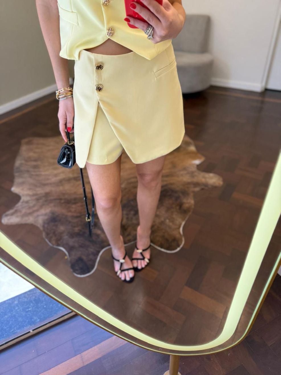 Shorts-Saia Alfaiataria Botão Orgânico - Amarelo