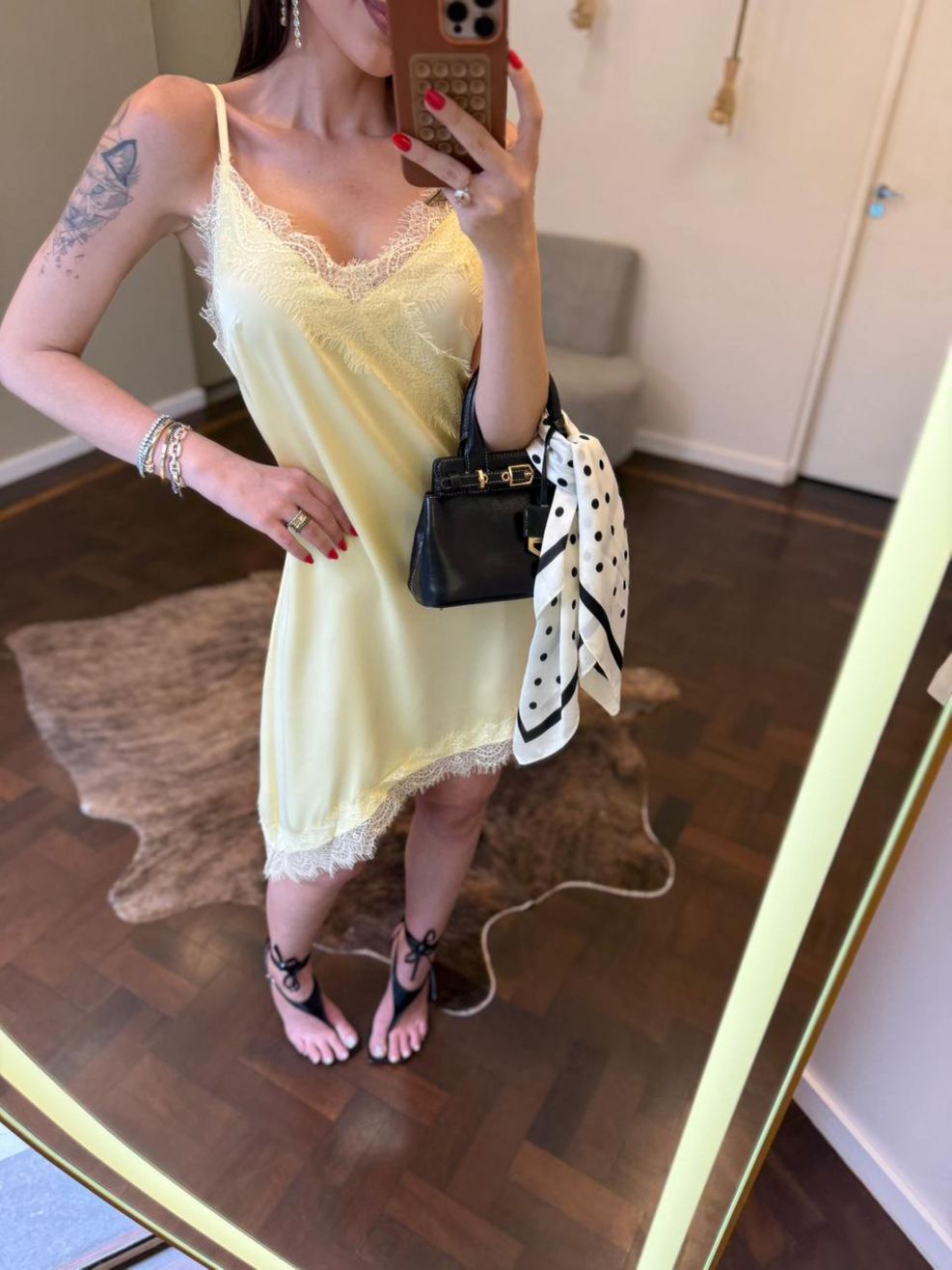 Vestido Cetim e Renda Assimétrico Brunna - Amarelo 